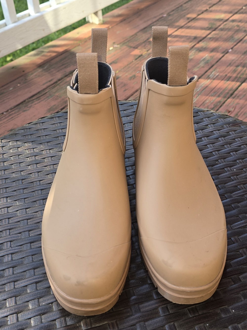 Everlane Women's Chelsea Rain Boots in Tan